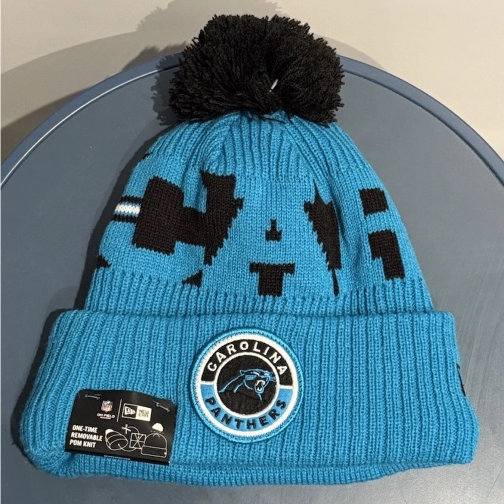 New Era: Carolina Panthers NFL Sideline Sport Pom Cuffed Blue/Black Beanie (NWT)